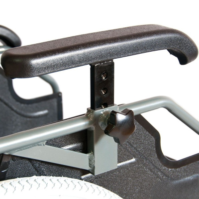 Кресло-коляска FS 957 LQ-46