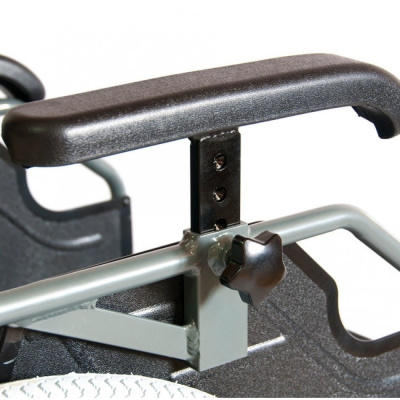 Кресло-коляска FS 957 LQ ЧЗ